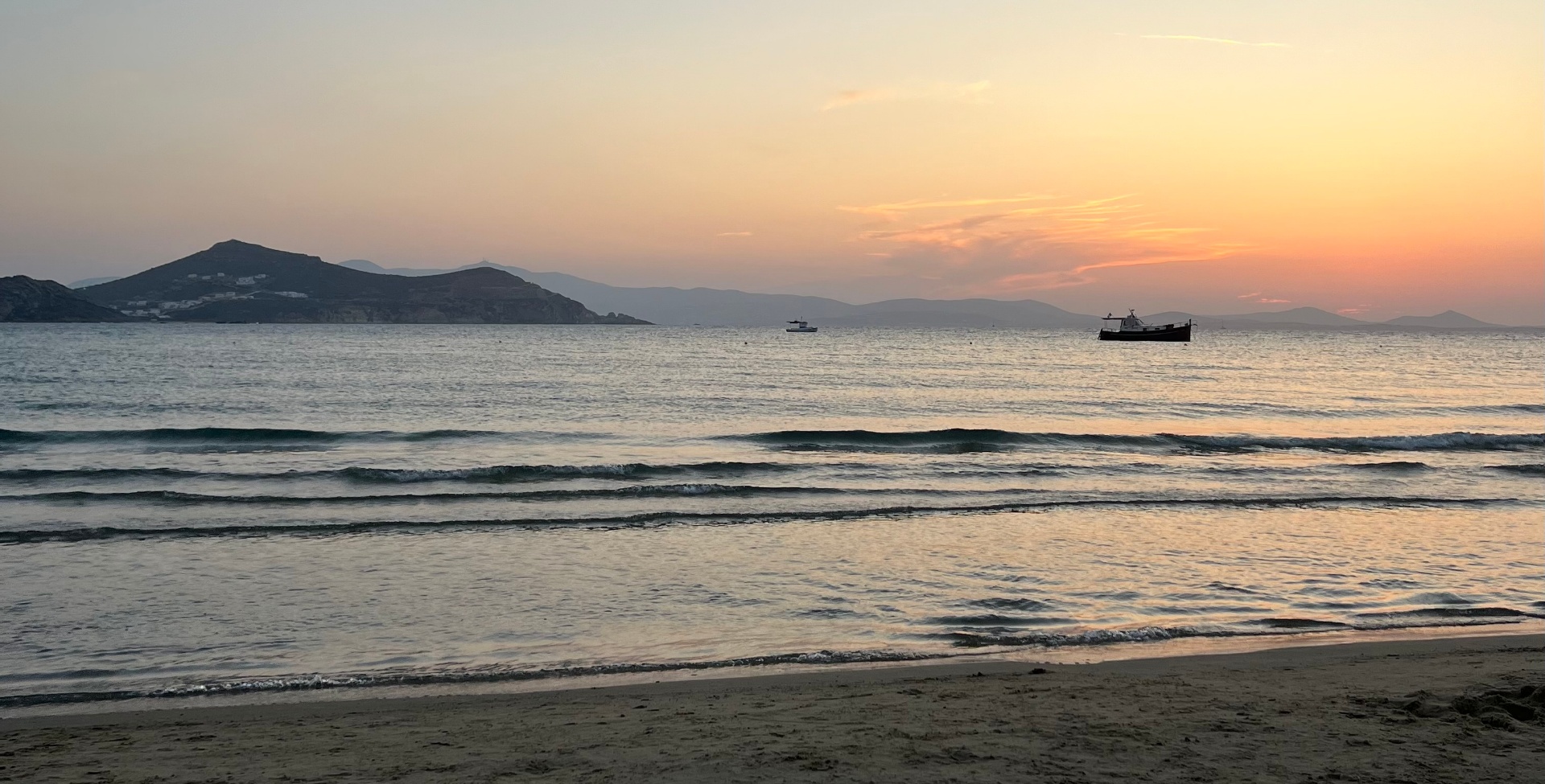 Ήρεμη θάλασσα στο ηλιοβασίλεμα
